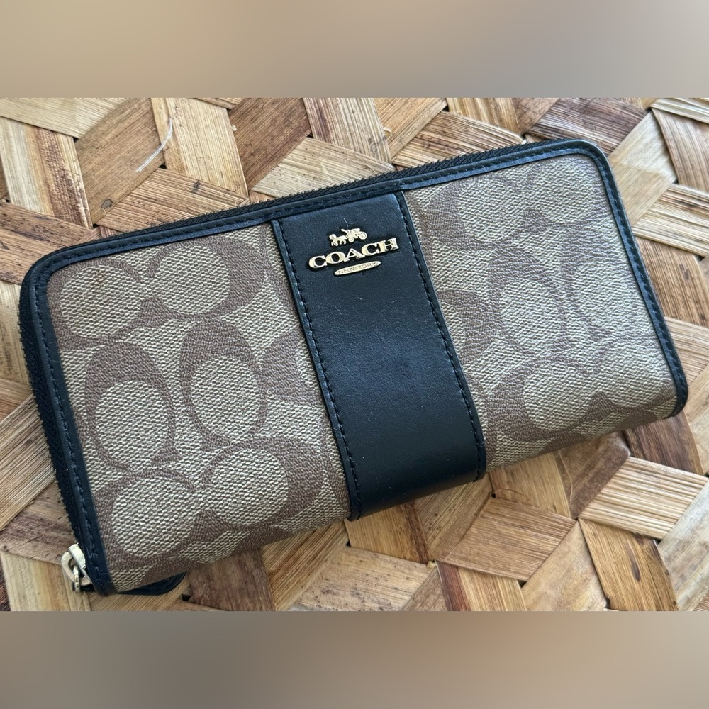Coach Accordion Zip Wallet In Signature Canvas.